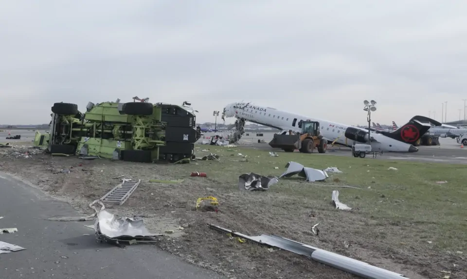 Aviation news: Air Canada Express Flight 8646 Collides With Fire Truck On Landing At LaGuardia