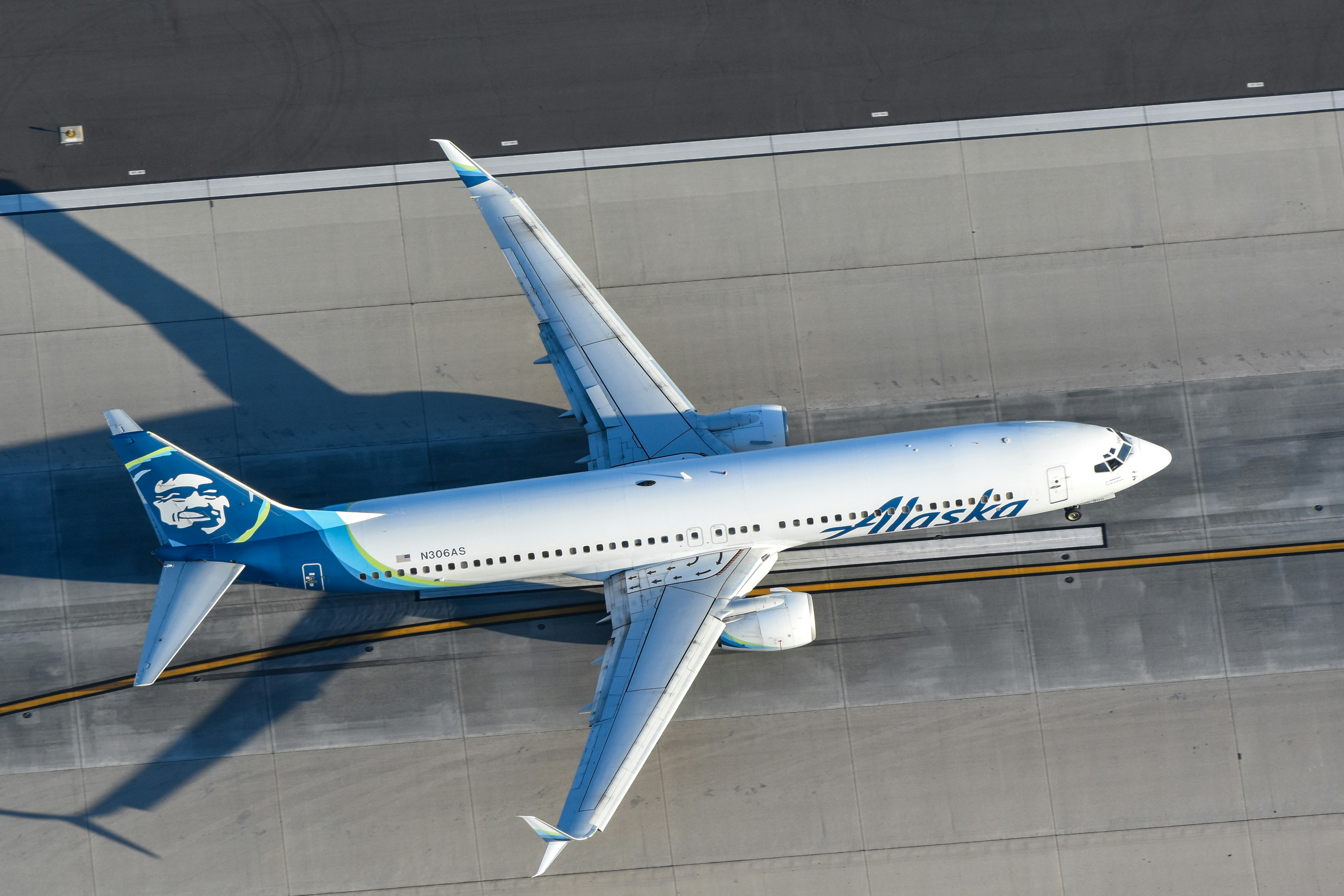 Aviation news: Alaska Airlines Boeing 737-900ER Lands Safely In Portland After Tire Failure In Chicago